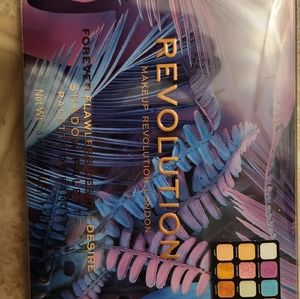 Never used REVOLUTION FOREVER FLAWLESS DESERT DESIRE make up pallete